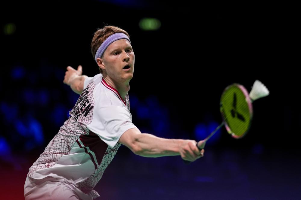 韦霍斯特足球生涯关键转折解析从锋线支点到国家队核心角色成长之路