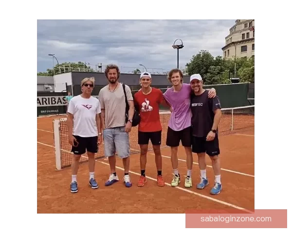 摇滚巨星邦·乔维现身迈阿密大师赛与网坛名将萨芬卢布合影互动